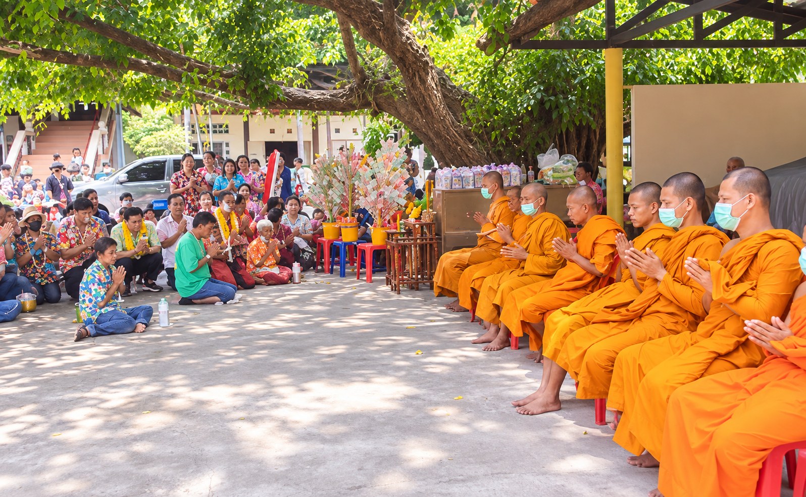 สรงน้ำพระ เนื่องในเทศกาลวันสงกรานต์