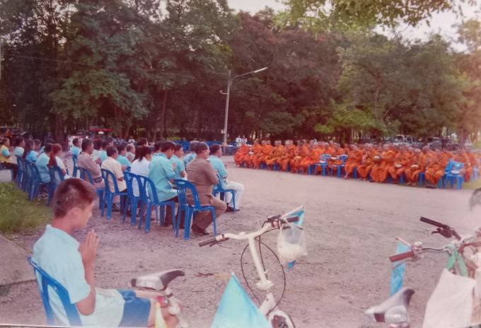 บิณฑบาตของพระสงฆ์และการร่วมบุญของประชาชนในวันแม่
