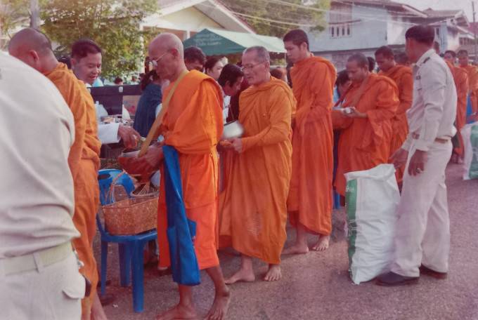 บิณฑบาตของพระสงฆ์และการร่วมบุญของประชาชนในวันแม่ รูปที่ 2